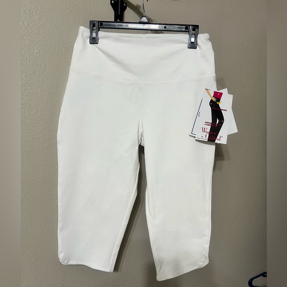 Women with Control White Capri. NWT. SZ-Med